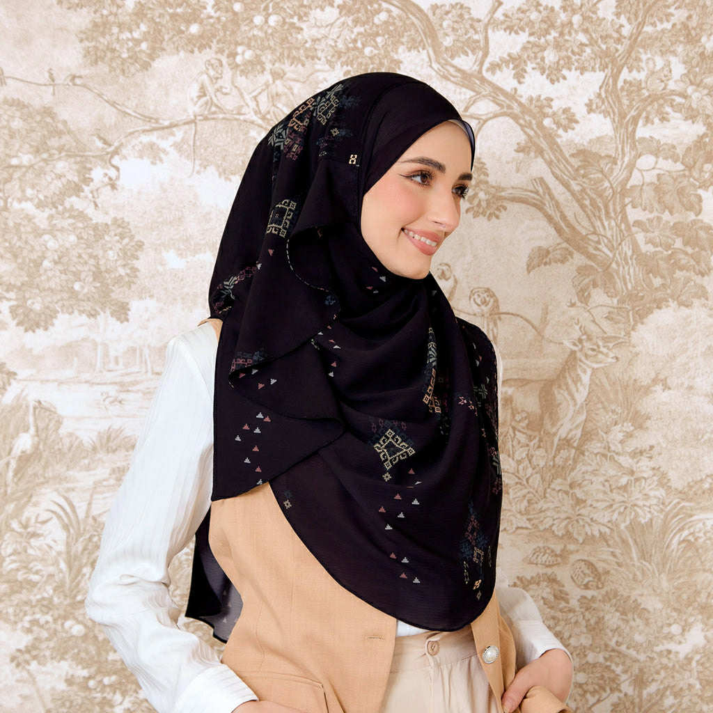 Tweely-So Ruffles Jalinan in Black